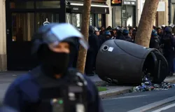 Jovem perde a m�o ap�s granada da pol�cia explodir durante protestos estudantis na Fran�a