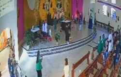 Homem invade igreja no litoral de SP, agride bispo com um soco e amea�a 'avisar Jesus' veja v�deo