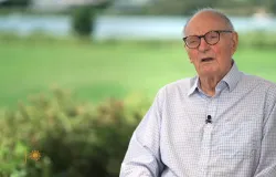 Alan Alda, 90, revela que ataca esposa com travesseiros durante sonhos por Parkinson