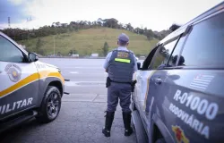 Pol�cia encontra 2 toneladas de maconha e perfumes ilegais escondidos em caminh�o no interior de SP