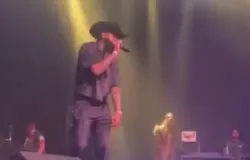 Cantor de soul � procurado pela pol�cia ap�s agredir mulher no rosto durante show