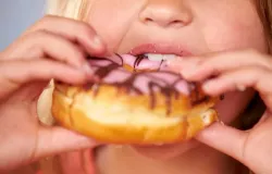 Comer muitos doces deixa crian�a com miopia: entenda o perigo