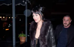 Dakota Johnson completa 37 anos com festa exclusiva e look ousado