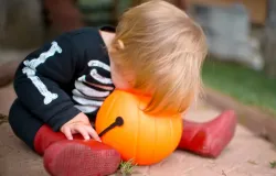 Beb� de 4 meses fica gravemente doente ap�s tocar em ab�bora de Halloween