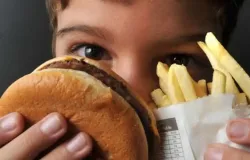 OMS alerta: obesidade infantil quadruplica e novo guia ban rem�dios em crian�as de 10 anos