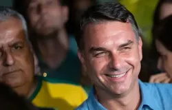 Fl�vio Bolsonaro promete usar maioria no Congresso para mudar a Constitui��o