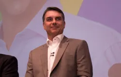 Fl�vio Bolsonaro afirma que Bolsa Fam�lia deve ser prioridade e defende fim da reelei��o para presidentes