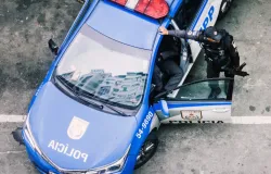 Menina de 10 anos sequestrada pelo pai � salva ap�s piscar para policial no litoral de SP