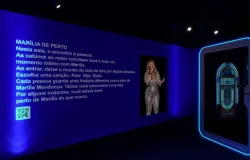 M�e de Mar�lia Mendon�a chora ao visitar exposi��o do museu