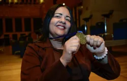 Professora de 52 anos chora de emo��o ao ver ex-aluna de 45 anos passar no vestibular