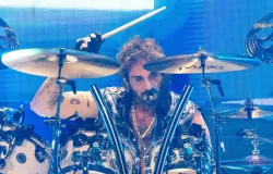Baterista do Journey foi hospitalizado ap�s emerg�ncia m�dica no meio de show no Oklahoma