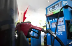 Gasolina fica mais barata: impostos s�o zerados por 1 m�s para aliviar o bolso