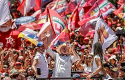 Lula garante: Brasil n�o voltar� para m�os de golpistas ou banqueiros corruptos