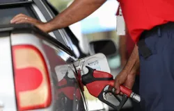 Governo zera imposto da gasolina e ajuda diesel para baratear pre�os antes do 2� turno