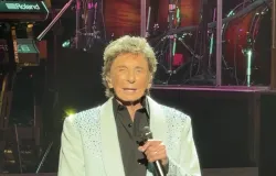 Barry Manilow vence c�ncer de pulm�o e volta aos palcos em Las Vegas aos 83 anos
