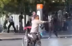 Homem em cadeira de rodas vira her�i ap�s arremessar granada de g�s contra a pol�cia