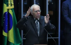 Ex-presidente Jos� Sarney, de 96 anos, � internado em UTI ap�s cirurgia na barriga