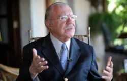 Jos� Sarney � internado na UTI ap�s cirurgia no abd�men