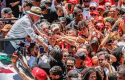 Lula promete brigar na Justi�a por bloqueio de canal de campanha