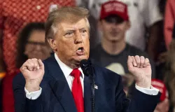 Trump dan�a e provoca piadas sobre suposto fralda 'misteriosa' na cintura