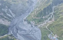 Ponte desaba ap�s ser atingida por enxurrada violenta no Nepal