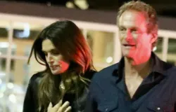 Cindy Crawford e Rande Gerber aparecem de m�os dadas na praia ap�s morte do filho