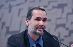 Lula promete ajustar contas em 4 anos e chama plano de Fl�vio de conversa fiada