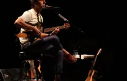 Zeca Baleiro chega a Salvador com show intimista no piano