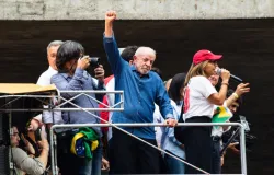 Desespero no Pal�cio: Lula queima bilh�o em promessas, mas Fl�vio Bolsonaro vence na arena dos debates