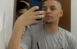 M�e de jovem morto com 27 tiros pela PM chora e exige justi�a
