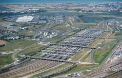 Acidente no T�nel da Mancha deixa 19 feridos ap�s micro-�nibus colidir com trem parado