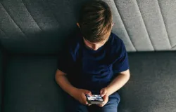 Especialistas alertam que a explora��o de crian�as nas redes sociais est� mais r�pida e f�cil