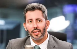 Soci�logo de 41 anos � o grande rival de Celina Le�o no 2� turno no DF