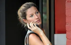 Gisele B�ndchen aparece machucada com p� engessado e muletas nos EUA