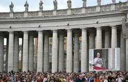 Papa Le�o XIV aparece publicamente e sorri ap�s cirurgia para tirar c�ncer