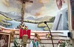 Padre morre ao vivo ap�s cruz gigante cair sobre ele durante missa no Equador