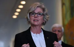 Deputada australiana sofre ataque terrorista com carro e faca