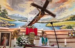 Padre fala sobre morte na igreja no Equador e morre ao ser atingido por cruz