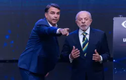 Fl�vio Bolsonaro irrita Lula com gestos de nega��o ao fundo do debate