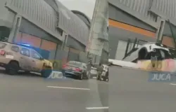 V�deo mostra carro caindo em buraco na Avenida Paralela ap�s motorista perder o controle