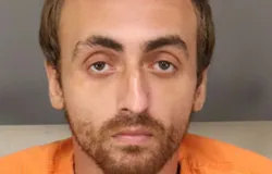 Homem ejacula nas costas de funcion�ria de mercado e limpa o corpo com brinquedos de cachorro