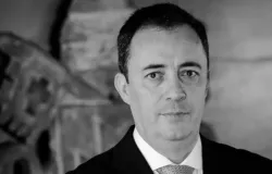 Reitor da PUC-PR morre esmagado por placa em museu nos EUA