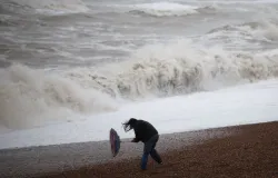 Tempestade Austen atinge 38 �reas do Reino Unido com ventos de 112 km/h e provoca cortes de energia