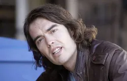 Russell Brand � julgado por estupro; v�tima diz que precisou sentar em gelo