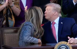 Casamento de Trump em xeque: Melania desvia o rosto do beijo do marido em evento no Senado