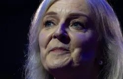 Ex-primeira-ministra Liz Truss � alvo de zombarias com alface ap�s lan�ar livro
