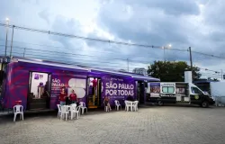 �nibus do Governo de SP leva apoio gratuito a mulheres em Alum�nio durante o Outubro Rosa