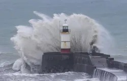 Tempestade Austen deixa 19 mil casas sem luz e servi�os de emerg�ncia em colapso no Reino Unido