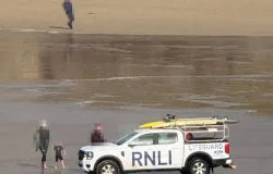 Pai soca desconhecido ap�s levar filhos para o mar em meio a tempestade perigosa na Inglaterra