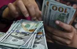 D�lar cai abaixo de R$ 5 e bolsa fecha em alta antes do 2� turno